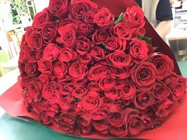 108本の赤いバラ…